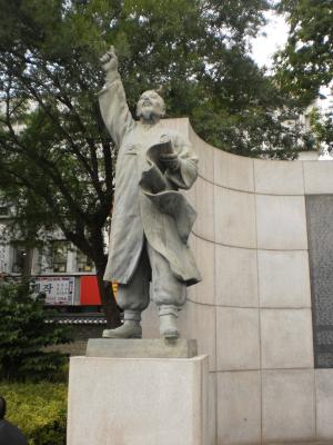 Statue im Tapgol Park